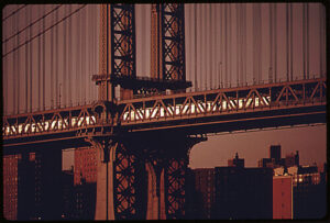 Manhattan Bridge üzerinde New York metro treni