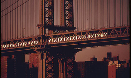 Manhattan Bridge üzerinde New York metro treni