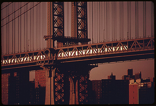 Manhattan Bridge üzerinde New York metro treni
