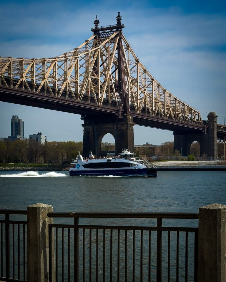 NYC Ferry teknesi Queensboro Bridge yakınında (temsili).