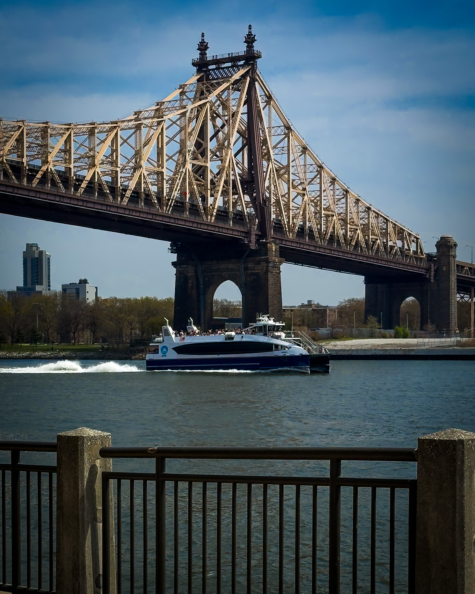 NYC Ferry teknesi Queensboro Bridge yakınında (temsili).