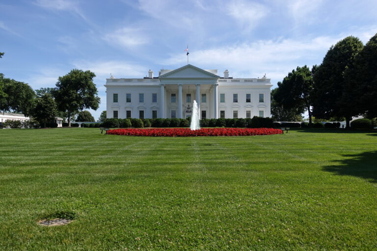 Washington DC’de Beyaz Saray (renkli, temsili).