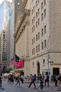 New York Stock Exchange (NYSE) binası; finans piyasaları haberlerinde temsili görsel (renkli).
