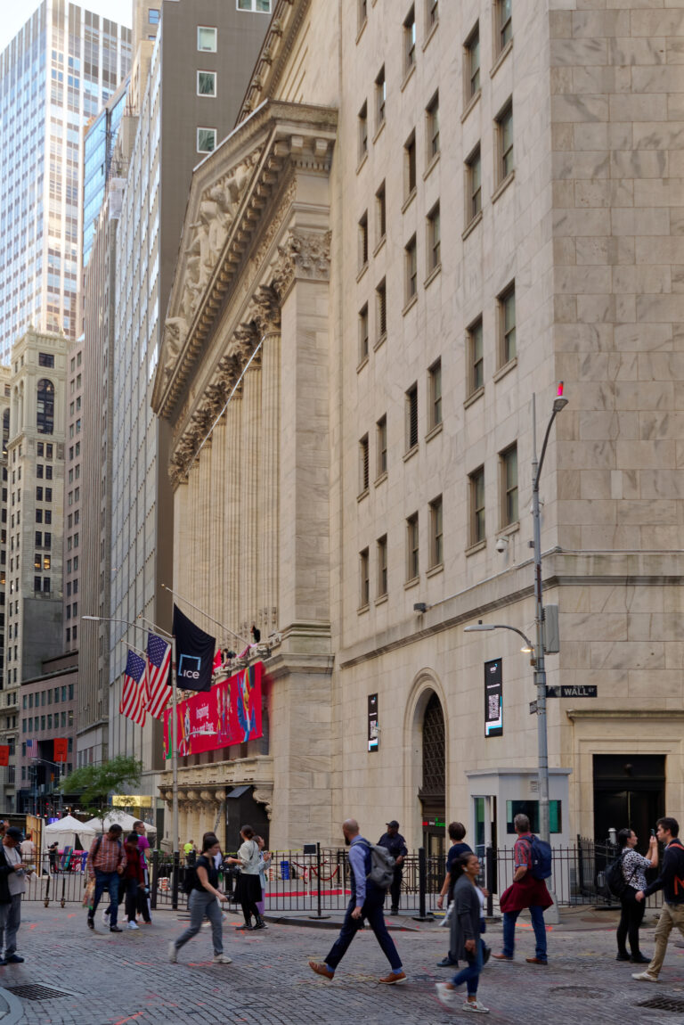 New York Stock Exchange (NYSE) binası; finans piyasaları haberlerinde temsili görsel (renkli).
