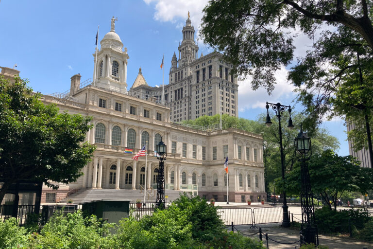 New York City Hall ve Manhattan Municipal Building (temsili).