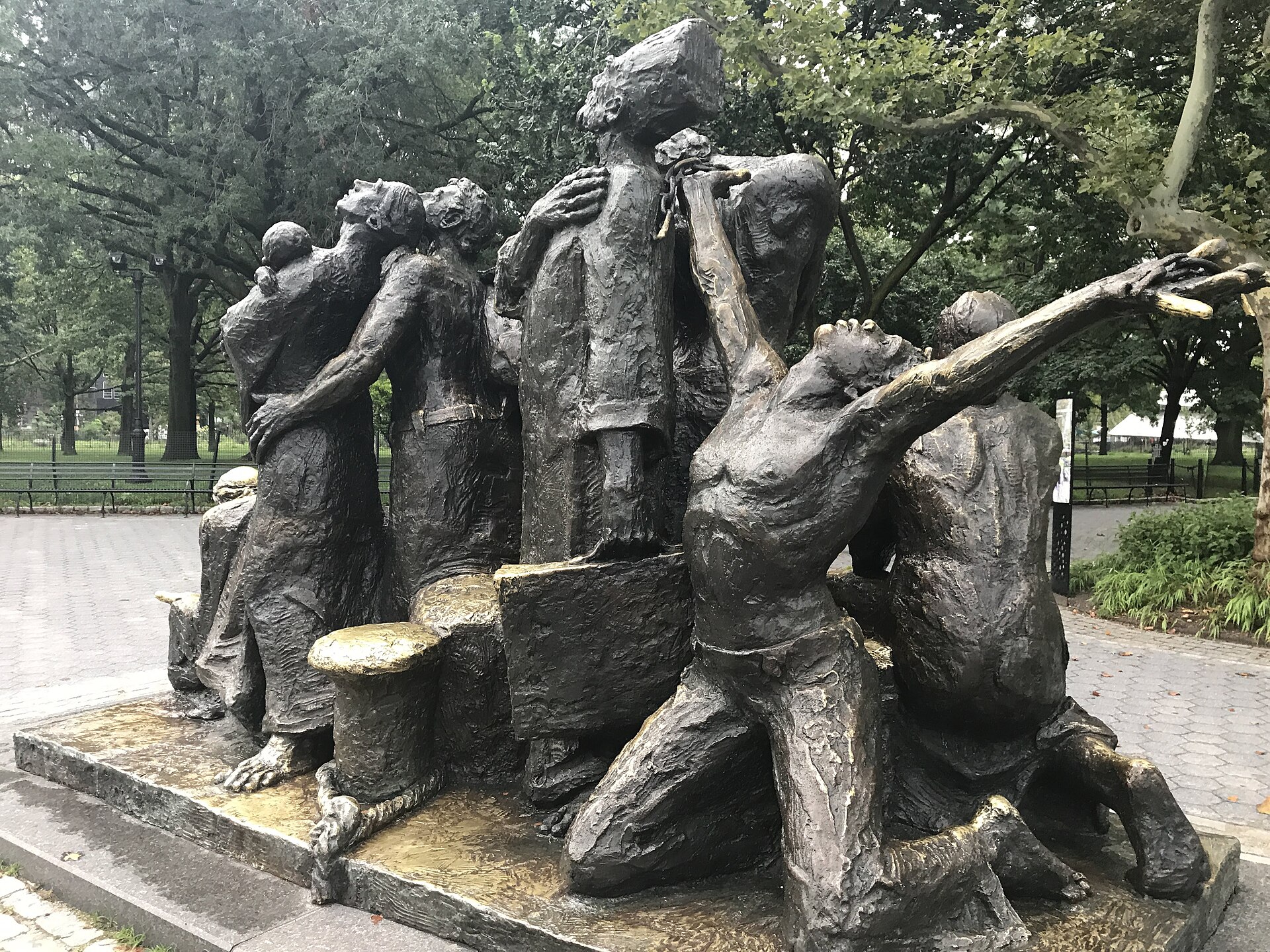 New York City’de “The Immigrants” heykeli; göç deneyimini simgeleyen figürler (temsili).