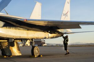 NASA Armstrong Flight Research Center’da görev hazırlığı yapan yer ekibi
