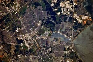 NASA Johnson Space Center bölgesinin uydu/ISS kaynaklı havadan görünümü (temsili).