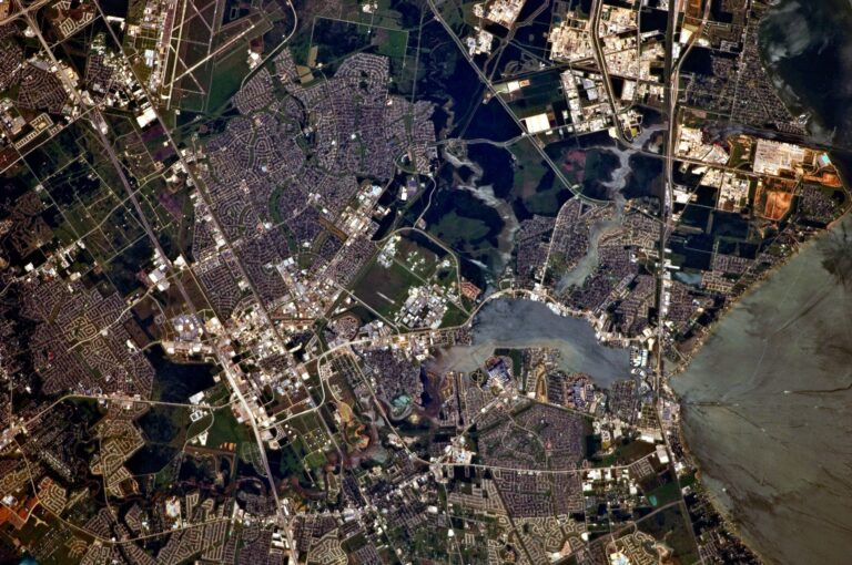 NASA Johnson Space Center bölgesinin uydu/ISS kaynaklı havadan görünümü (temsili).