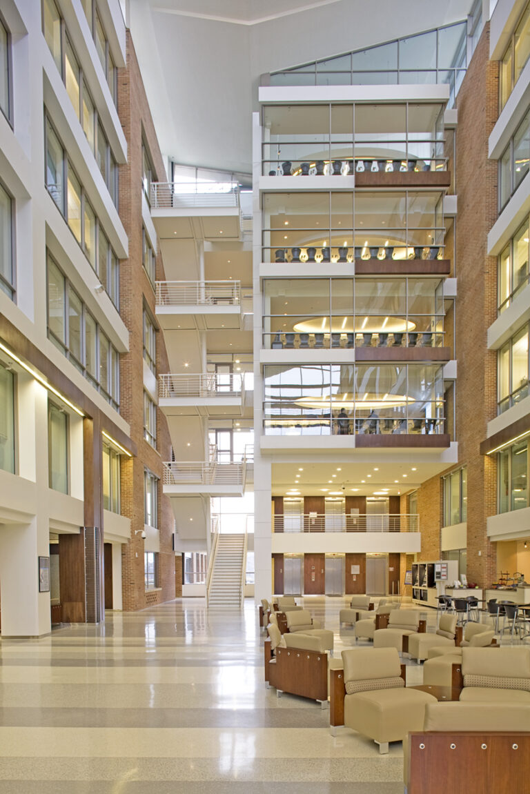 FDA kampüsünde bir iç mekân atrium görüntüsü (temsili).