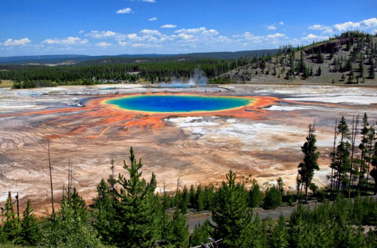 Yellowstone Ulusal Parkı’ndaki Grand Prismatic Spring’in havadan görünümü (temsili).