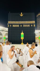 Umre ibadeti sırasında Kabe çevresinde bulunan ziyaretçiler