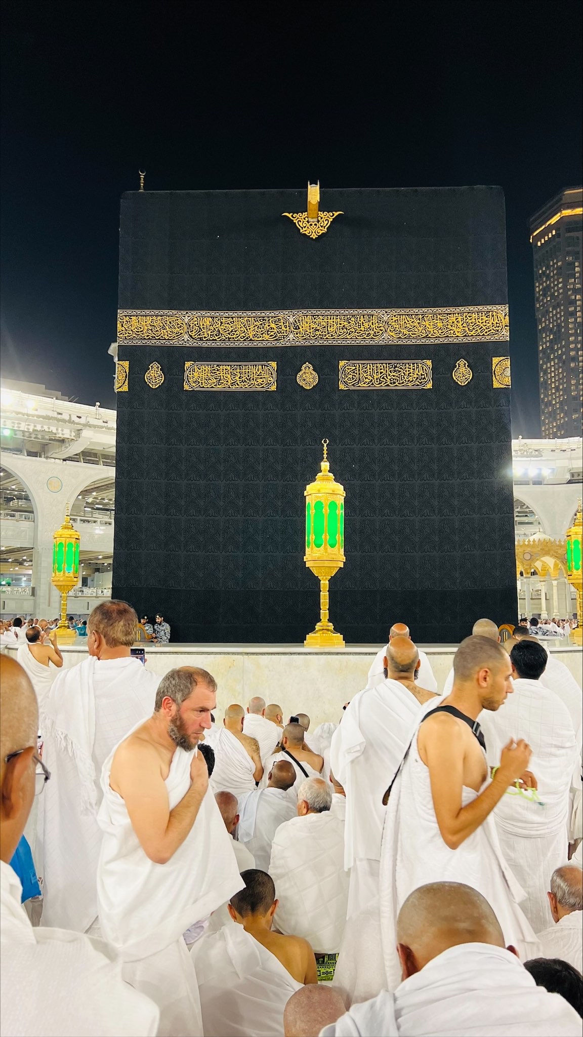 Umre ibadeti sırasında Kabe çevresinde bulunan ziyaretçiler