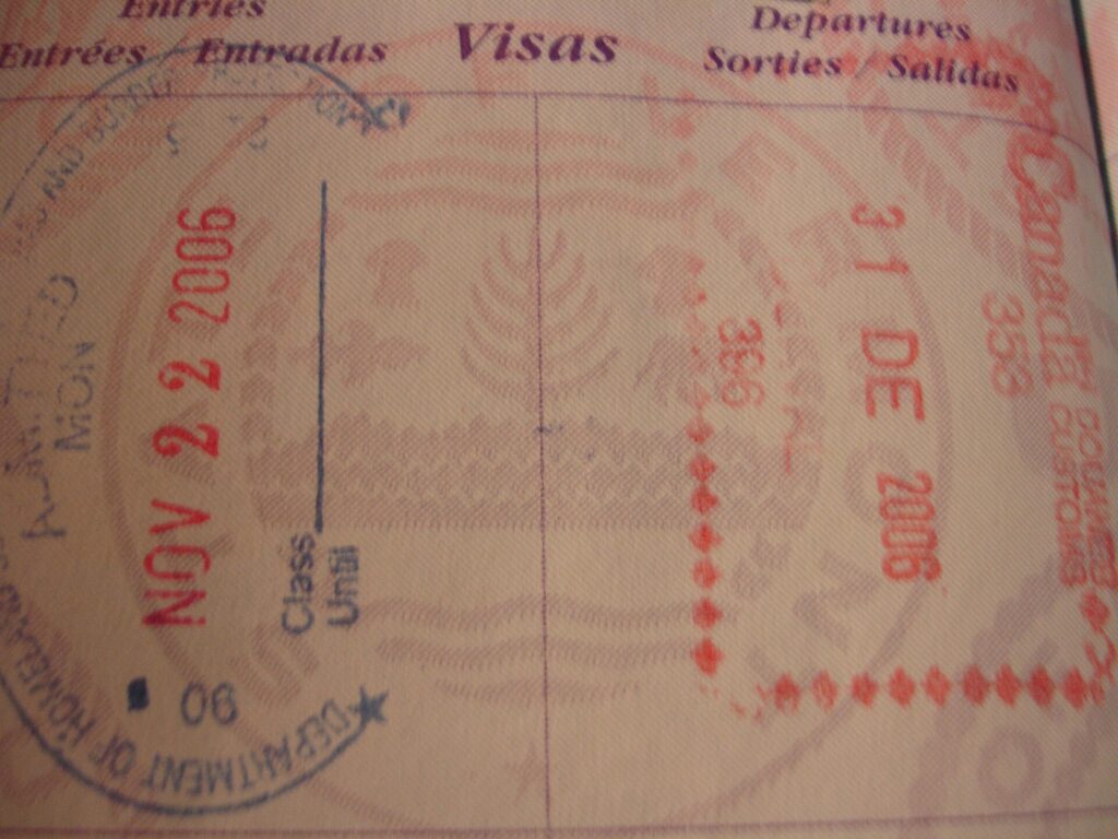 Bir ABD pasaportundaki giriş-çıkış damgaları (temsili).