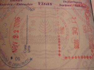 Bir ABD pasaportundaki giriş-çıkış damgaları (temsili).