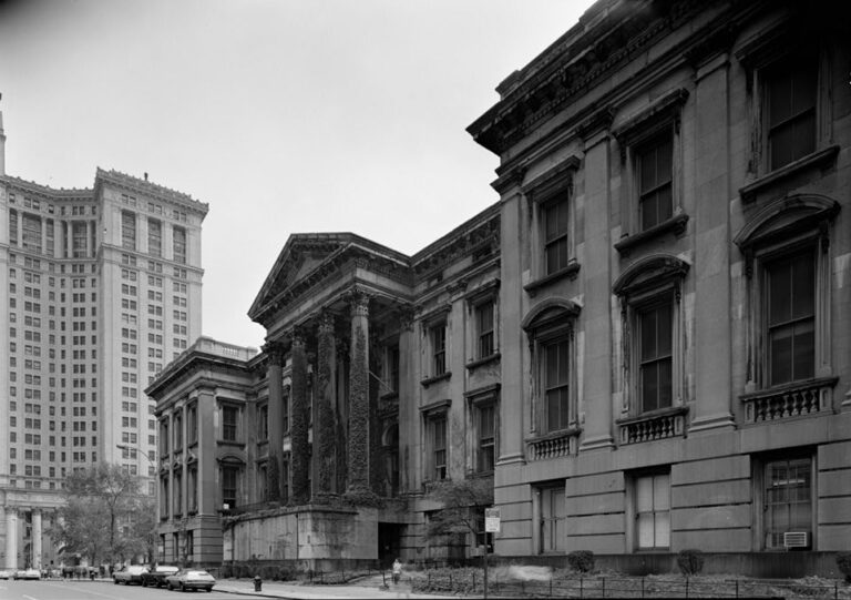 Manhattan’daki Tweed Courthouse binası; New York kamu eğitim sistemi ve belediye yönetimini temsilen kullanıldı.