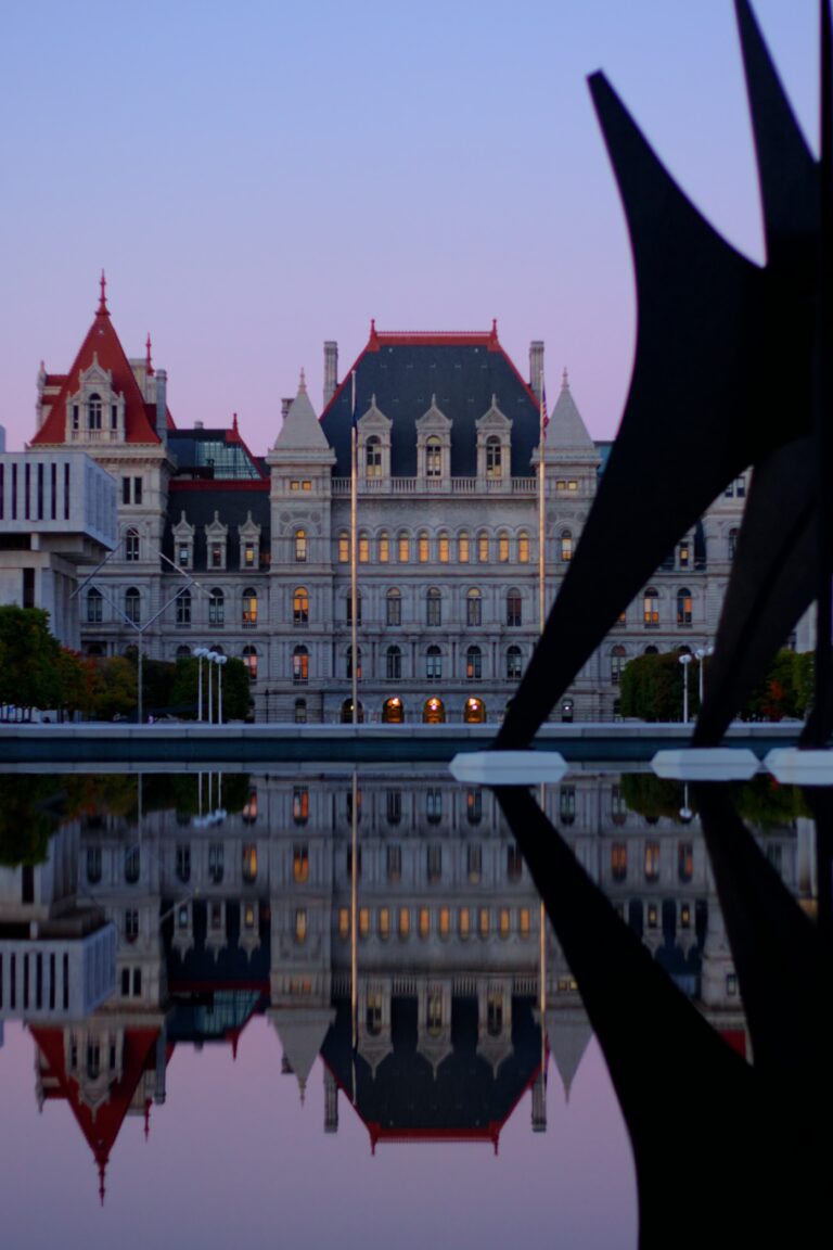 Albany’de New York Eyalet Meclis binası; eyalet enerji politikası haberini temsilen kullanıldı.