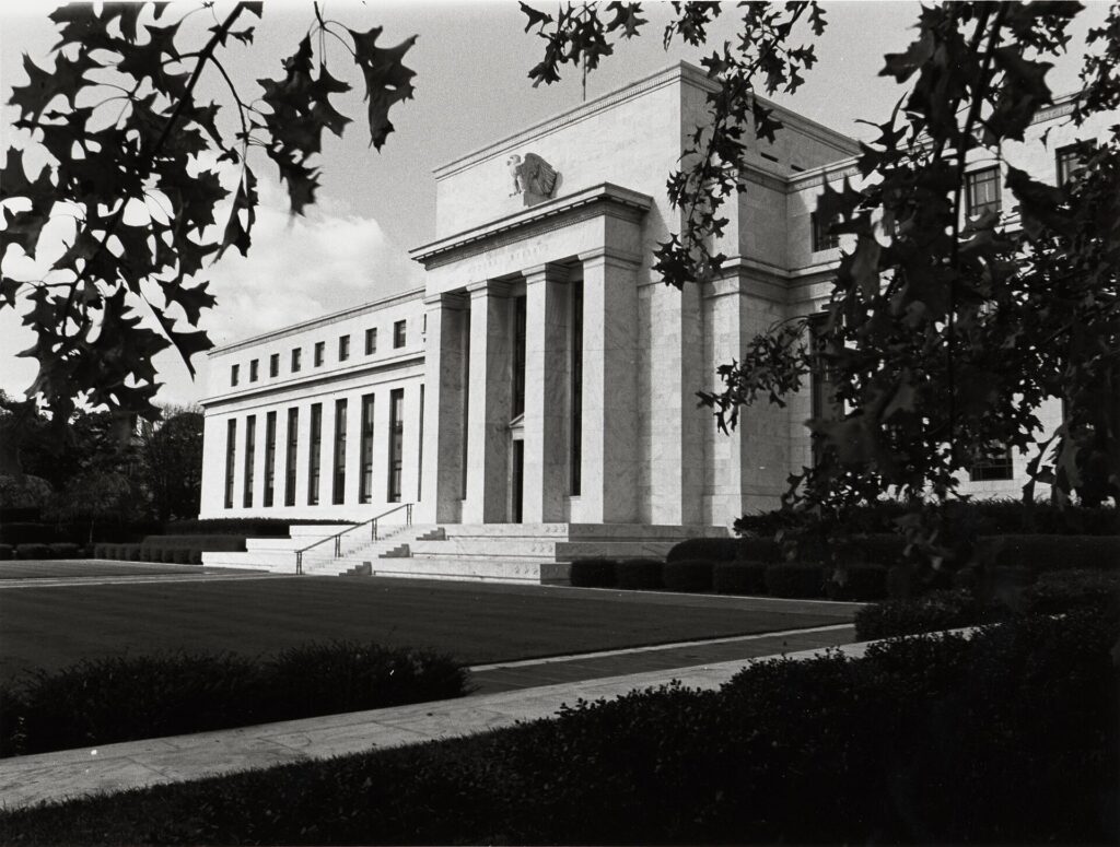 Federal Reserve binası; banka hesabı ve finansal sistem rehberini temsilen kullanıldı.