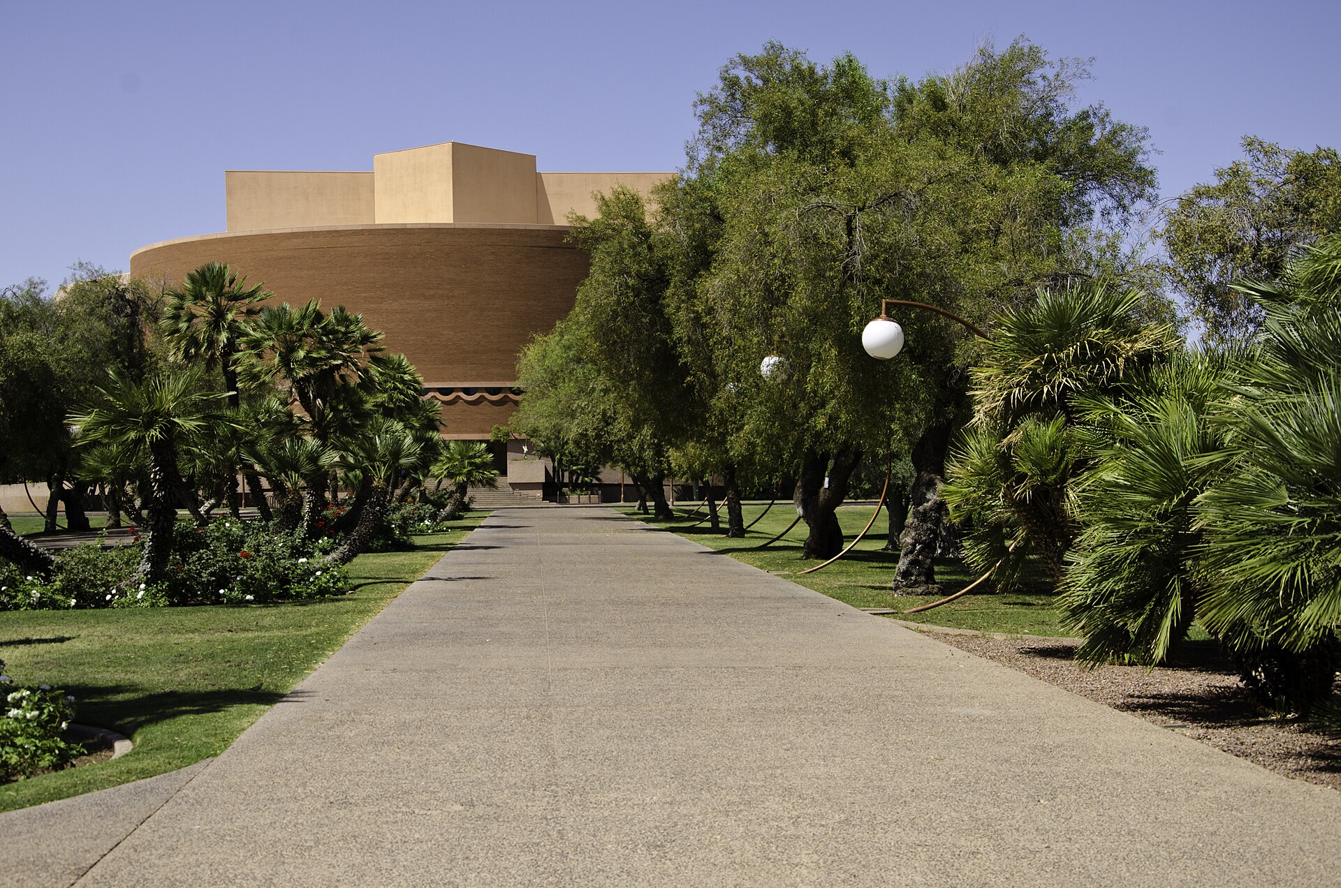 Arizona State University Tempe kampüsünden temsilî bir görünüm.