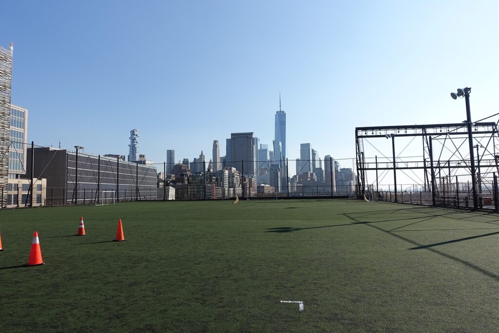 Manhattan’daki Pier 40 çatı spor sahası.