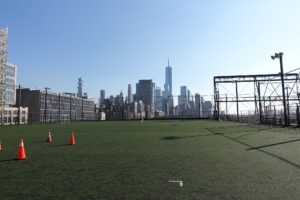 Manhattan’daki Pier 40 çatı spor sahası.