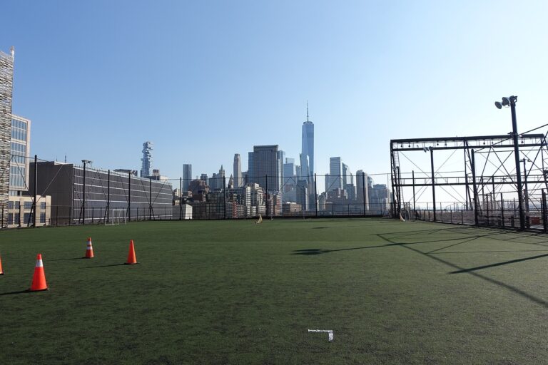 Manhattan’daki Pier 40 çatı spor sahası.