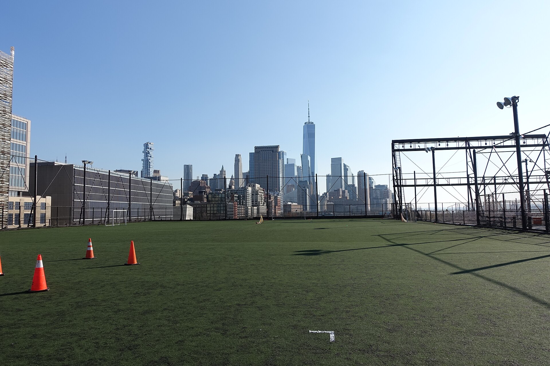 Manhattan’daki Pier 40 çatı spor sahası.