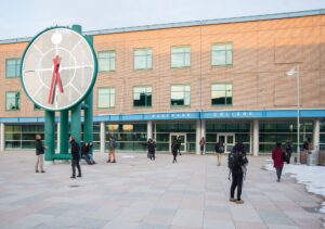 Purchase College kampüsünü temsilen bir görünüm.