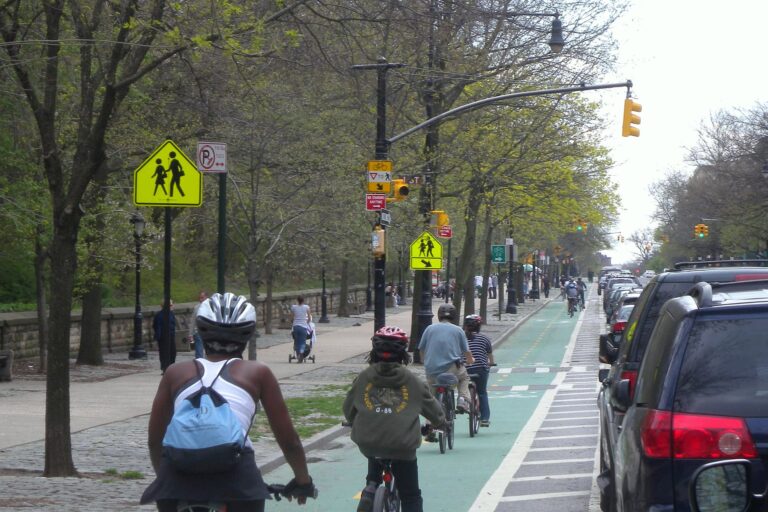 New York’ta otobüs ve cadde önceliğini temsil eden temsili ulaşım altyapısı görseli.