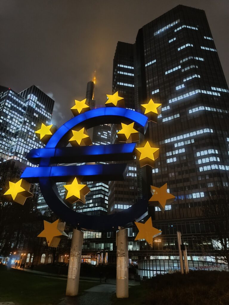 Frankfurt'taki euro heykelini gosteren temsili piyasa gorseli.