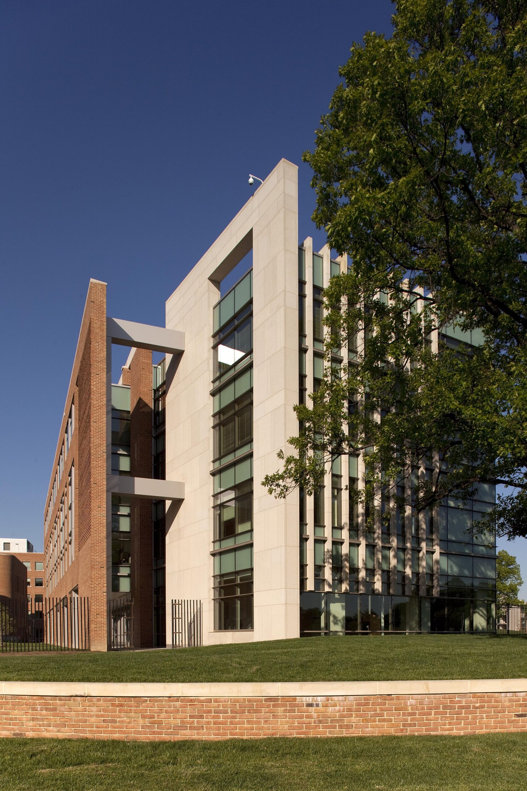 Maryland'deki FDA White Oak kampüsünde Building 31 dış cephesini gösteren temsili görsel