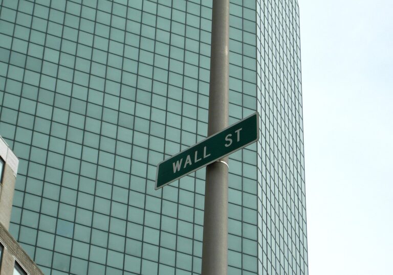 New York'ta Wall Street tabelasını gösteren temsili finans görseli