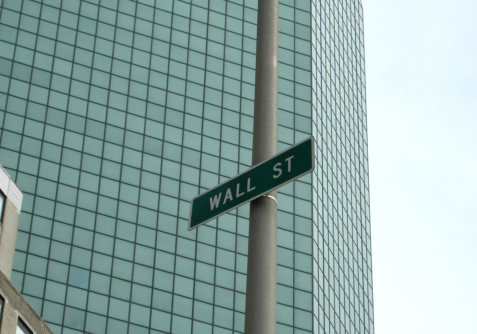 New York'ta Wall Street tabelasını gösteren temsili finans görseli