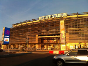 New York-New Jersey bölgesindeki büyük spor etkinliklerini temsil eden MetLife Stadyumu dış cephesi.