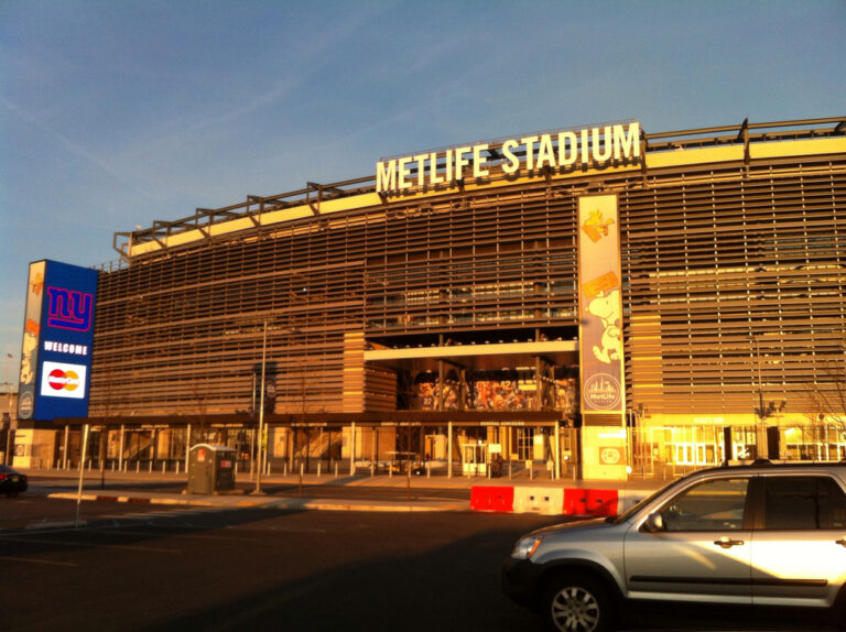 New York-New Jersey bölgesindeki büyük spor etkinliklerini temsil eden MetLife Stadyumu dış cephesi.