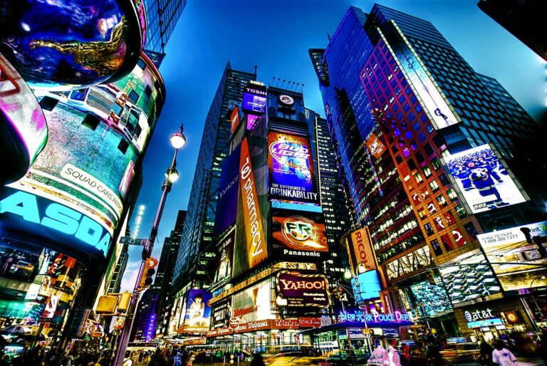 New York kent yaşamını ve büyük etkinlik atmosferini temsil eden Times Square görünümü.