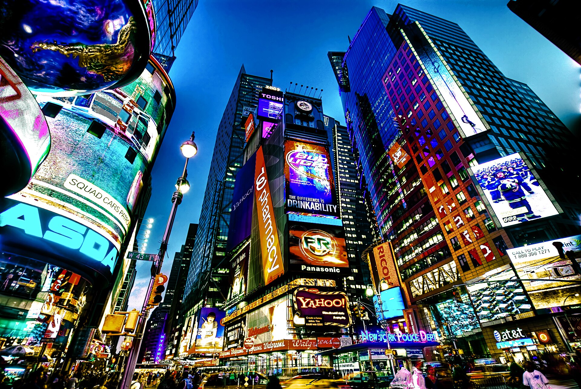 New York kent yaşamını ve büyük etkinlik atmosferini temsil eden Times Square görünümü.